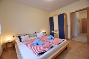 7 bedrooms, individually furnished, iron/ironing board, bed sheets - Tasteful Apartment in Rerik Germany With Garden (Rerik)