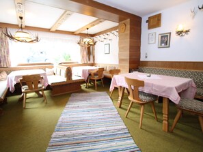 Dining - Cozy Apartment in Niedernsill Near Lake (Niedernsill)