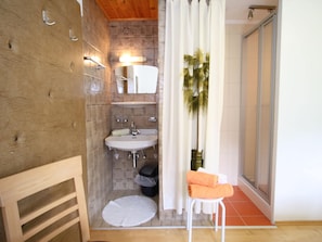Comfort Apartment, 2 Bedrooms | Bathroom | Shower - Cozy Apartment in Niedernsill Near Lake (Niedernsill)