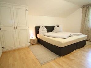 Classic-Apartment, 3 Schlafzimmer | 4 Schlafzimmer, individuell eingerichtet, Bettwäsche
