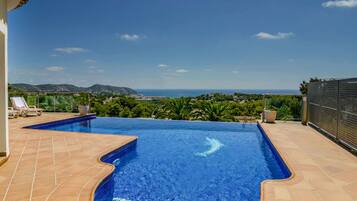 Villa clásica, 4 habitaciones | Piscina | Una piscina cubierta, una piscina al aire libre