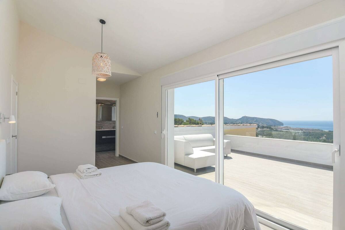 Classic Villa, 4 Bedrooms | 7 bedrooms, individually furnished, bed sheets