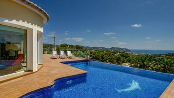 Una piscina cubierta, una piscina al aire libre