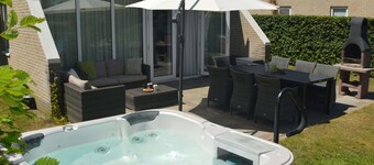 House With Sauna, Outdoor spa and Pedal Boat in Vlagtwedde