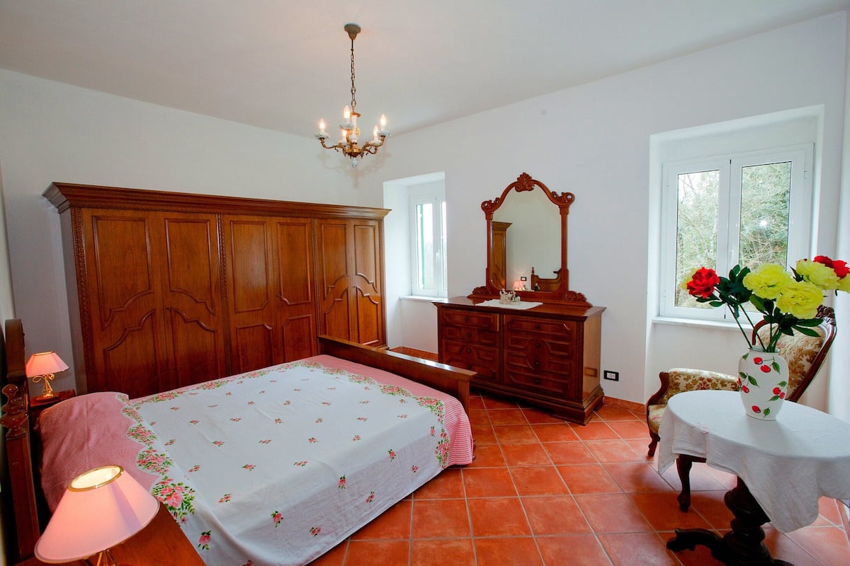 18 bedrooms, individually furnished, bed sheets