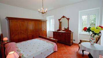 18 bedrooms, individually furnished, bed sheets