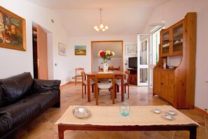 Classic Villa, 4 Bedrooms | Living room