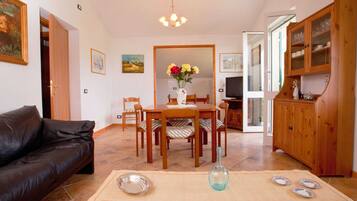 Deluxe Villa, 4 Bedrooms | Living room