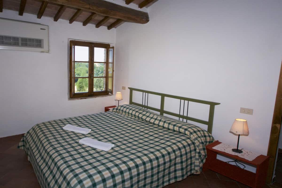 5 bedrooms, individually furnished, bed sheets