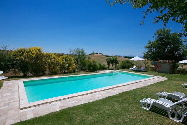 Outdoor pool - Lovely Farmhouse in Tuscany With Panoramic View (Castelnuovo Berardenga)