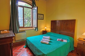 Deluxe House, 2 Bedrooms | 10 bedrooms, individually furnished, bed sheets - Attractive Apartment in old Farmhouse on the Estate With Pool (Umbertide)