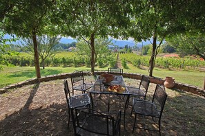 Comfort House, 3 Bedrooms | Outdoor dining - Attractive Apartment in old Farmhouse on the Estate With Pool (Umbertide)