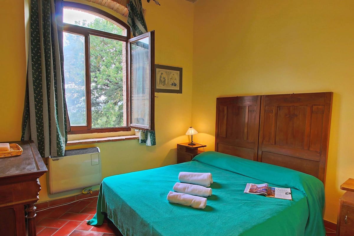 10 bedrooms, individually furnished, bed sheets