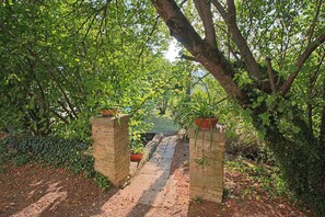 Garden - Attractive Apartment in old Farmhouse on the Estate With Pool (Umbertide)