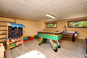 Classic-mökki, useita makuuhuoneita | Pelihuone