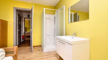 9 chambres, ameublement personnalisé