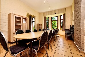 Classic Cottage, Multiple Bedrooms | Dining