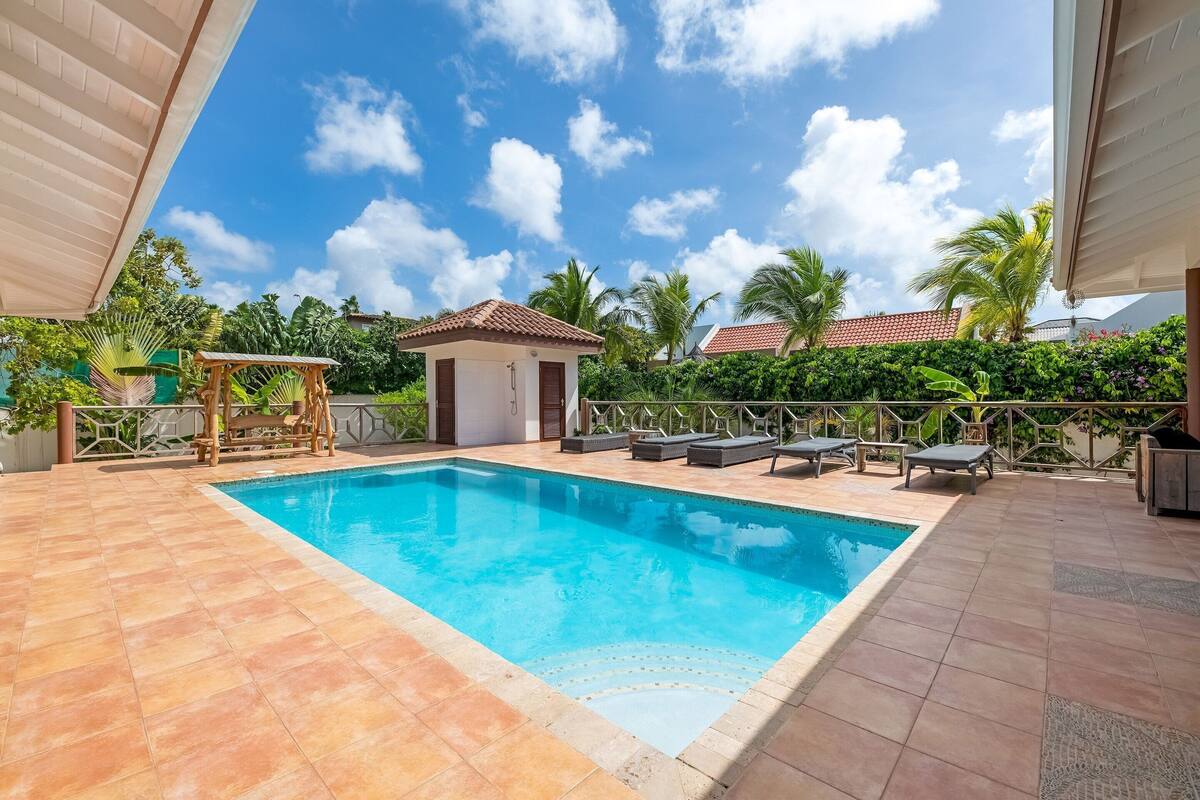 Vila clássica, 5 quartos | Piscina | Piscina interna, piscina externa