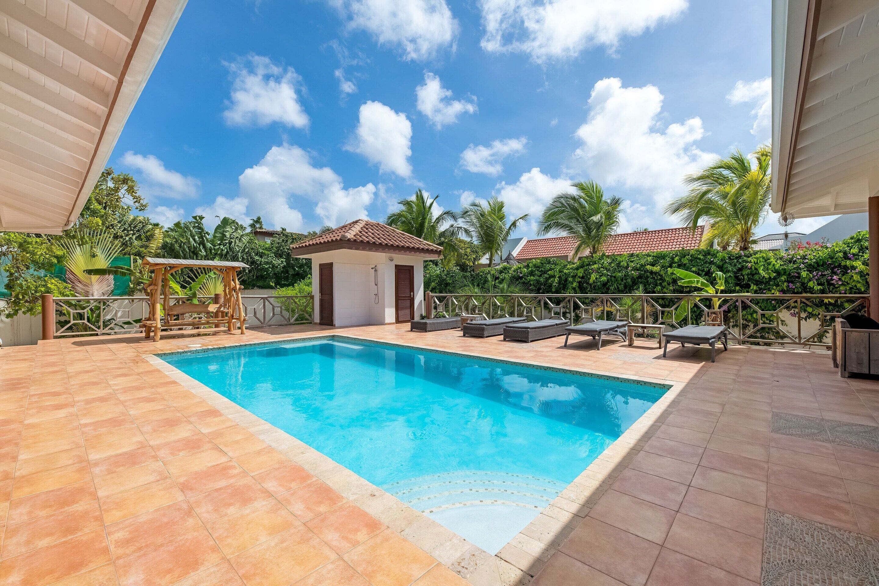 Villa clásica, 5 habitaciones | Piscina | Una piscina cubierta, una piscina al aire libre