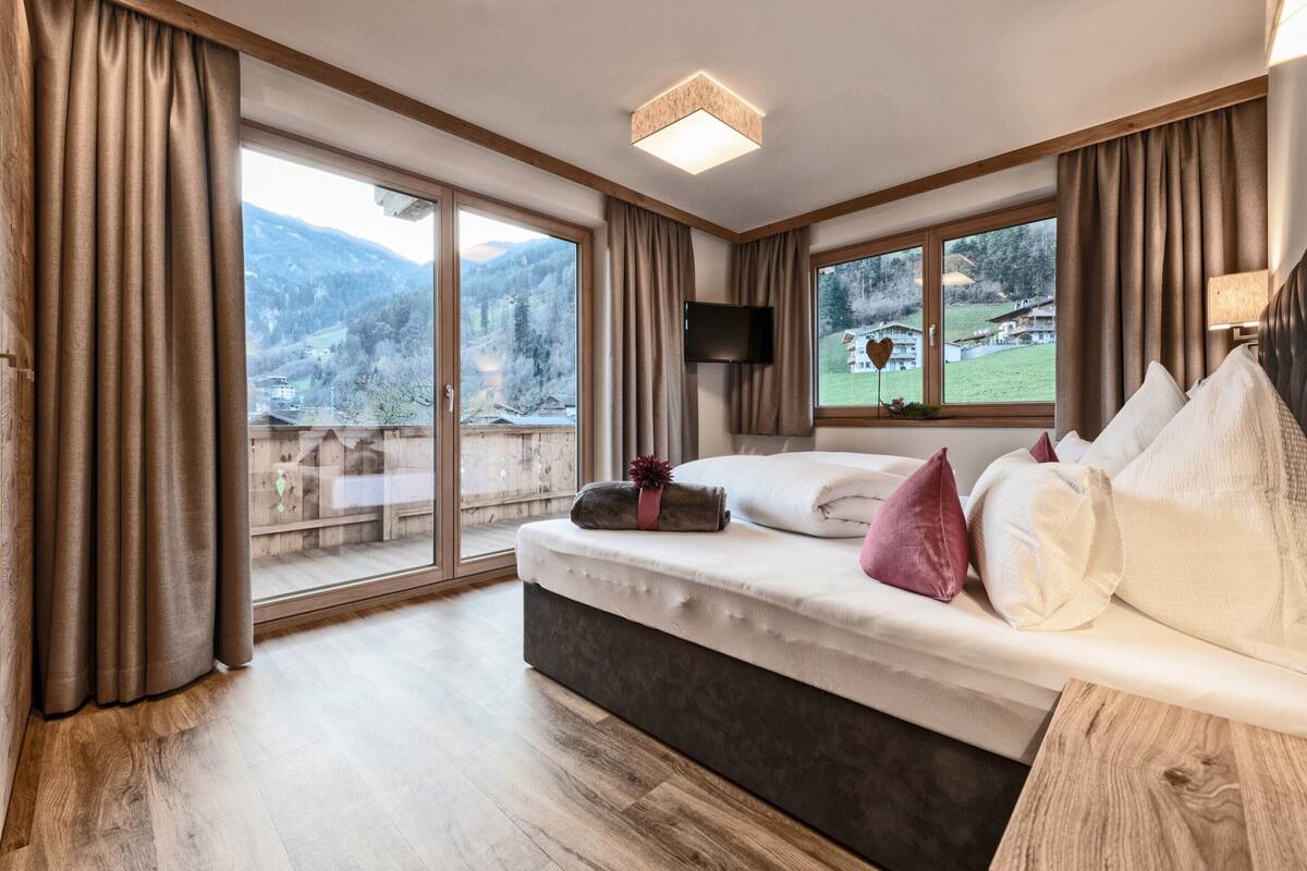 5 habitaciones, muebles diferentes y ropa de cama