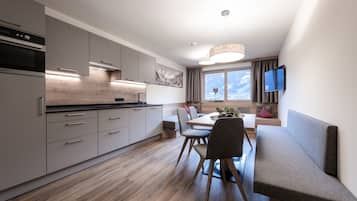 Deluxe House, 2 Bedrooms | Dining