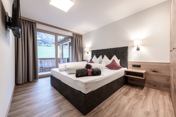 5 bedrooms, individually furnished, bed sheets