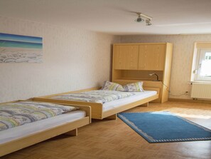 8 bedrooms, individually furnished - Spacious Holiday Home in Ulmen Near the Centre (Ulmen)