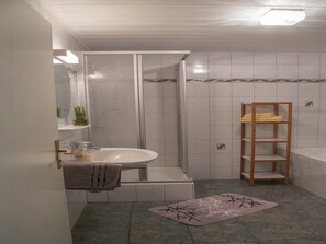 Bathtub - Spacious Holiday Home in Ulmen Near the Centre (Ulmen)