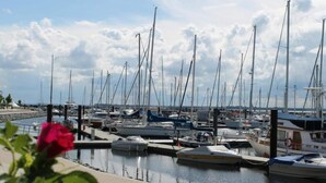 Un port de plaisance où de nombreux bateaux sont amarrés au quai.