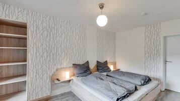 Classic Apartment, 3 Bedrooms | 3 bedrooms, individually furnished, bed sheets