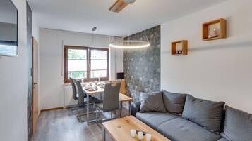 Classic Apartment, 3 Bedrooms | Living room