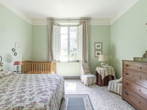 8 makuuhuonetta, yksilöllisesti kalustettu, vuodevaatteet