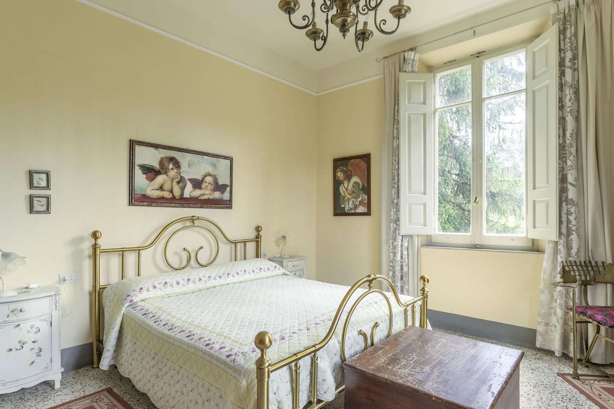 6 bedrooms, individually furnished, bed sheets