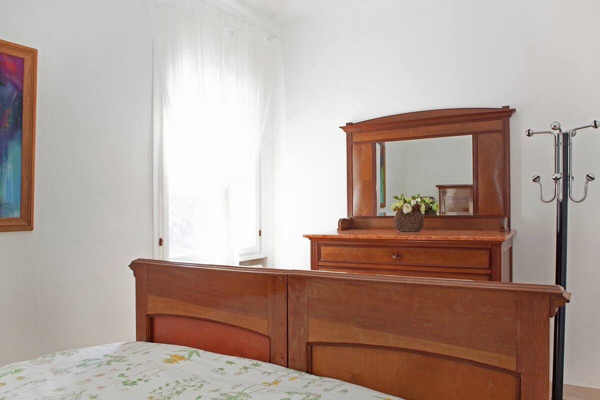 Apartamento conforto, 2 quartos | 2 quartos, individualmente mobiliados, roupa de cama