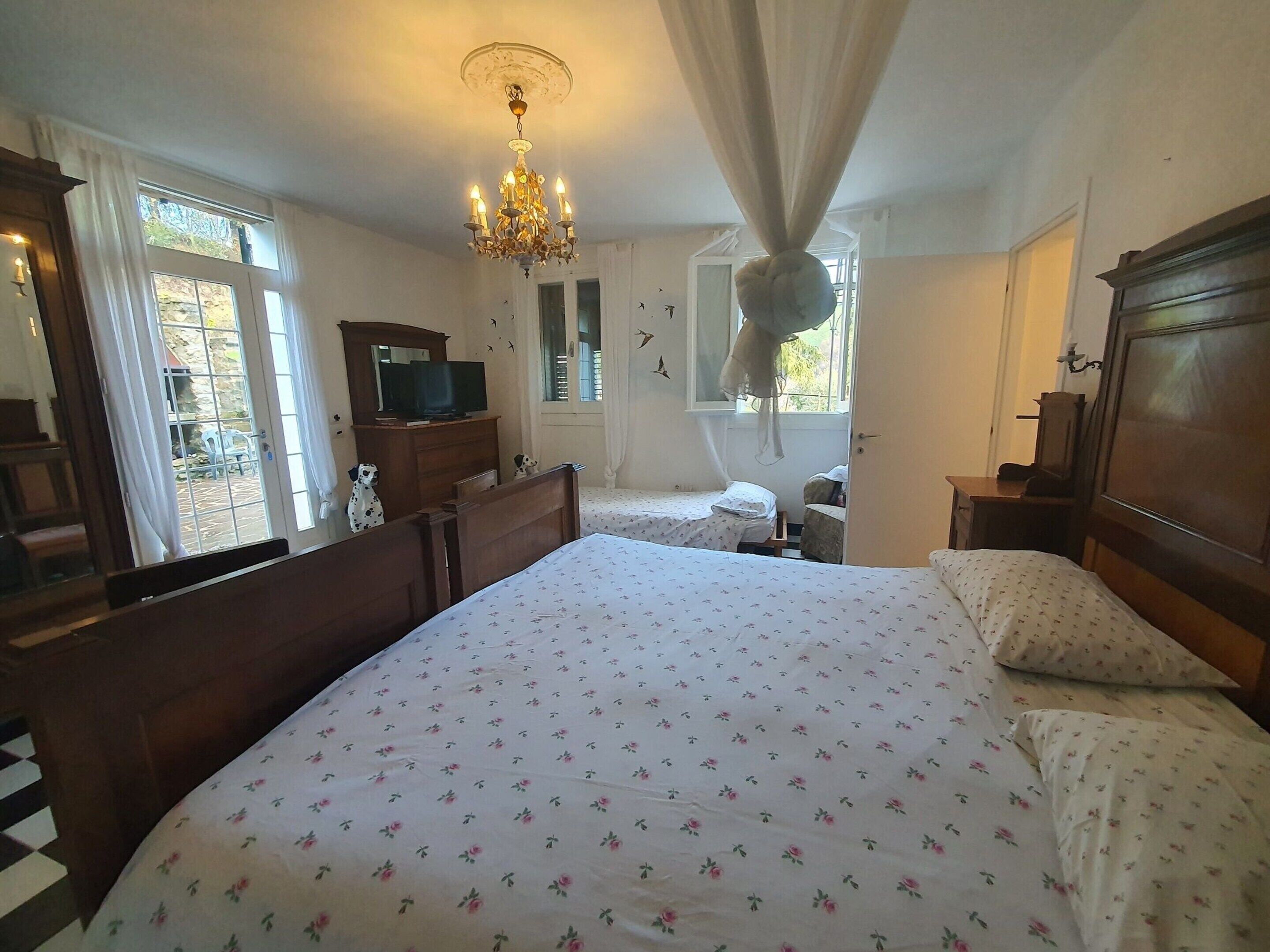 5 bedrooms, individually furnished, bed sheets