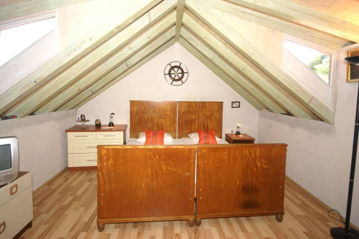 Classic Apartment, 1 Bedroom | 2 bedrooms, individually furnished, bed sheets