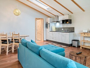 Classic House, 2 Bedrooms | Dining