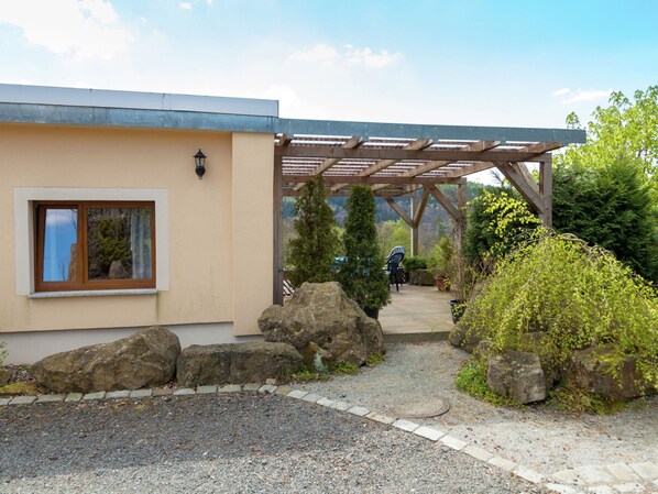 Deluxe House, 1 Bedroom | Balcony - Modern Holiday Home With Shared Swimming Pool in Mittelndorf (Sebnitz)