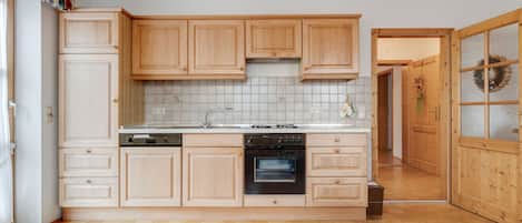 Deluxe Apartment, 2 Bedrooms | Private kitchen