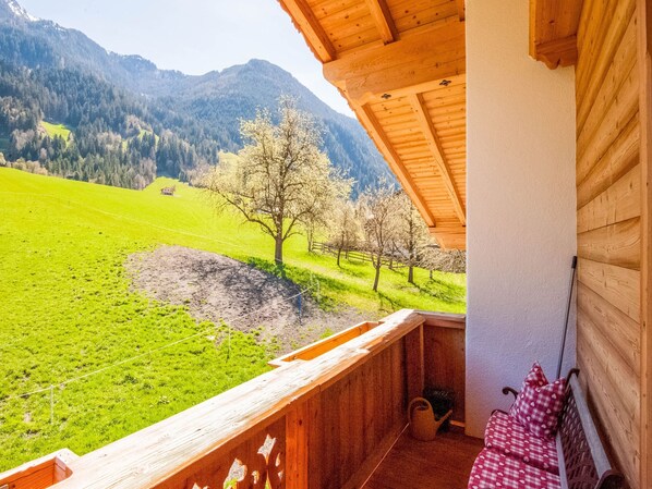 Apartamento conforto, 2 quartos | Sacada