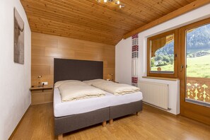Comfort Apartment, 2 Bedrooms | 5 bedrooms, individually furnished, bed sheets - Apartment With Panoramic View (Ramsau im Zillertal)