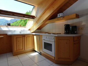 Classic Apartment, 4 Bedrooms | Private kitchen