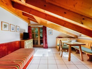 Comfort Apartment, 2 Bedrooms | Living room