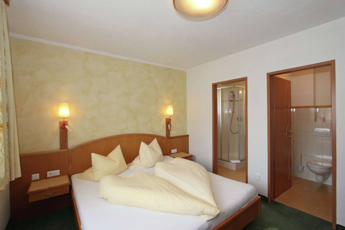 26 bedrooms, bed sheets