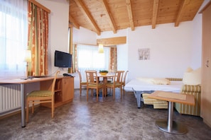 Premium Apartment, 3 Bedrooms | Living room