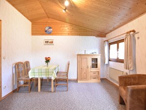 Classic Bungalow, 1 Bedroom | Living room