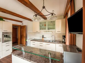 Comfort Apartment, 3 Bedrooms | Private kitchen | Fridge, oven, high chair