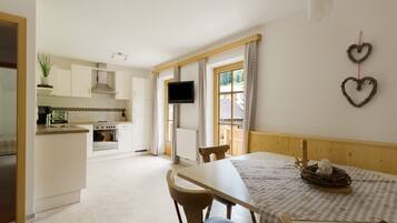 Deluxe Apartment, 4 Bedrooms | Private kitchen | Fridge, oven, highchair