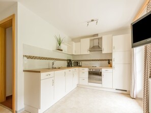 Deluxe Apartment, 4 Bedrooms | Private kitchen | Fridge, oven, highchair