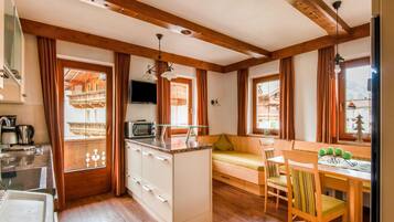 Comfort Apartment, 3 Bedrooms | Living room